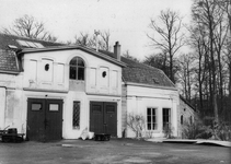 847759 Gezicht op het koetshuis op het landgoed Beerschoten, in gebruik bij de NV Metaalwarenfabriek v/h Meijer & ...